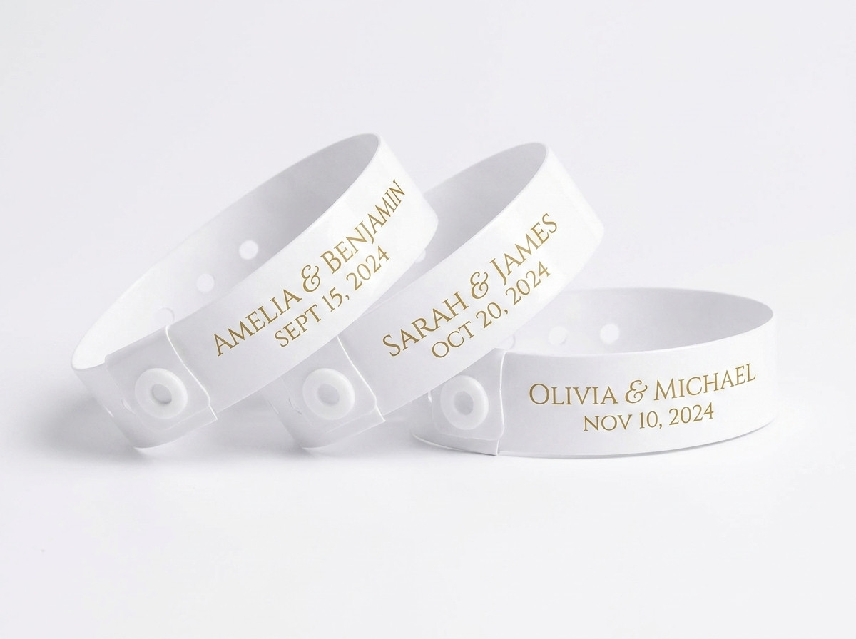 Bracelets personnalisés pour mariage avec prénoms et date dorés sur fond blanc élégant